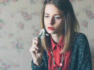 Kadın kokuyor kardelen.