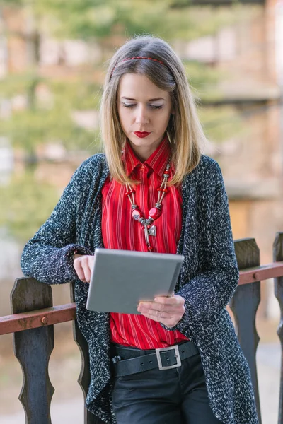 Mujer joven de negocios utilizando tableta al aire libre — Foto de Stock