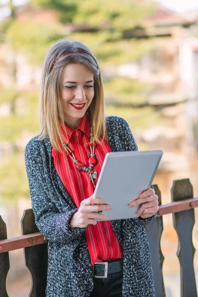 Genç iş kadını tablet açık kullanma — Stok fotoğraf