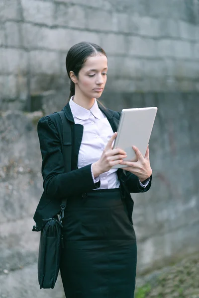 Mujer joven de negocios utilizando tableta al aire libre — Foto de Stock