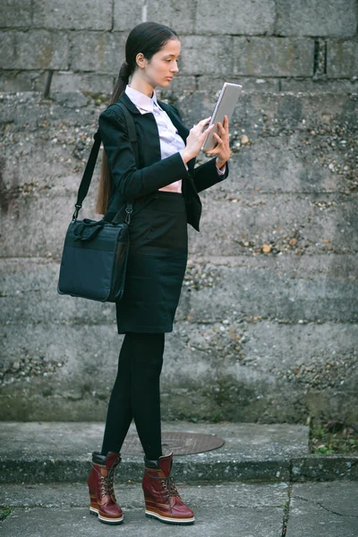 Mujer joven de negocios utilizando tableta al aire libre —  Fotos de Stock