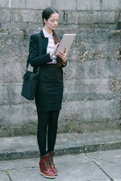 Mujer joven de negocios utilizando tableta al aire libre —  Fotos de Stock