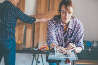 öğretmen ile marangoz dükkanında çalışan kadın