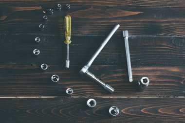 Ahşap masa üzerinde kilit