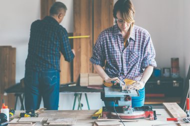 öğretmen ile marangoz dükkanında çalışan kadın