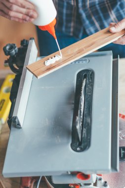 Ahşap tahta üzerinde uygulanan marangoz yapıştırıcı