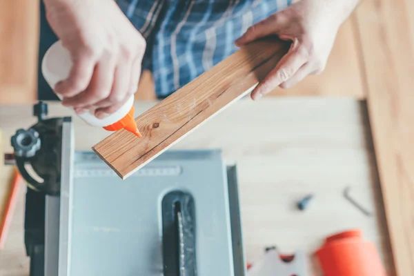 Falegname applicato colla su tavola di legno — Foto Stock