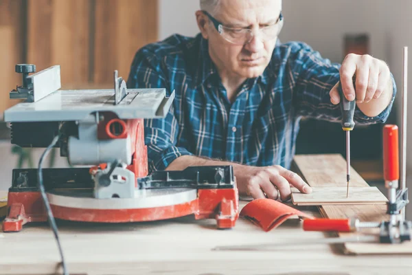 Schreiner arbeitet in Werkstatt — Stockfoto