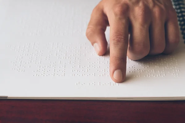 Slechtzienden oude persoon leren lezen door aanraking — Stockfoto