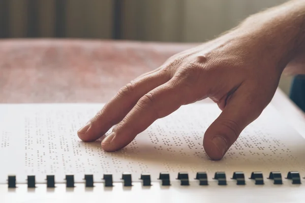 Vieille personne malvoyante apprenant à lire par le toucher — Photo