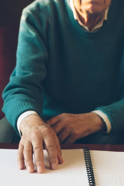 Vieille personne malvoyante apprenant à lire par le toucher — Photo