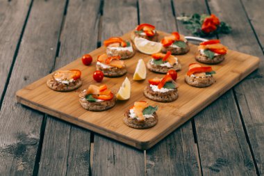 Ahşap masa üzerinde blinis 