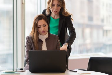 İki birlikte çalışan iş kadını gülümseyen