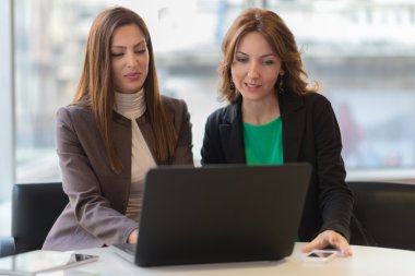 İki birlikte çalışan iş kadını gülümseyen