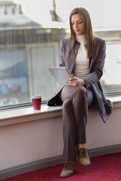 Επιχειρηματίας χρησιμοποιώντας μια ψηφιακή δισκίο στο γραφείο της. — Φωτογραφία Αρχείου
