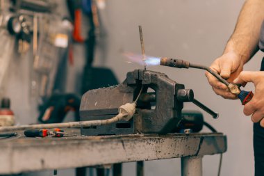 Metalworker meşale ve onarım metal ile çalışma. Seçici odak ve küçük alan derinliği..