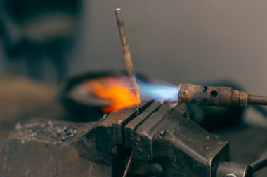 Metalworker meşale ve onarım metal ile çalışma. Seçici odak ve küçük alan derinliği..