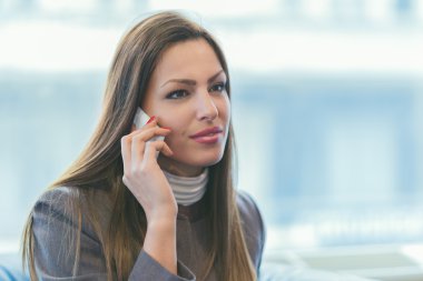 Onun ofisinde bir telefon görüþmesi gülümseyen iş kadını