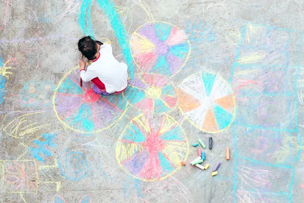 Young kid playing with chalk. — Stock Photo, Image