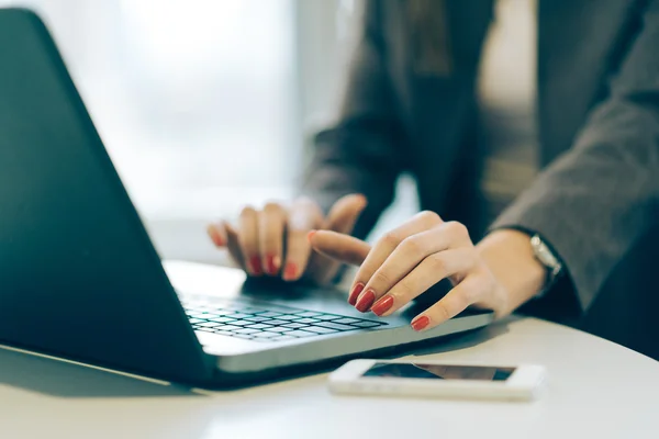 Woman typing on laptop — Stock Photo, Image