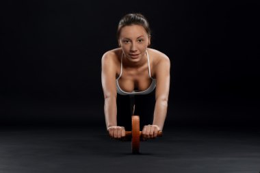 Eğitim abs silindir tekerleği ile yapıyor kadın...