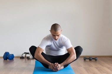 Sporcu spor giysiler bir egzersiz yaptıktan sonra germe.