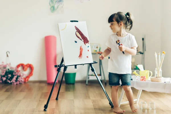 Pequena criança pintura — Fotografia de Stock