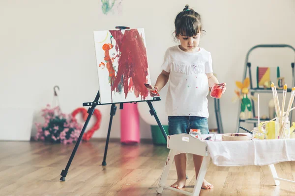 小さな子供の絵画 — ストック写真