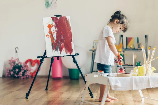 Malé dítě, malování — Stock fotografie