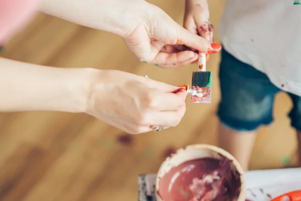 Madre e hija pintando — Foto de Stock