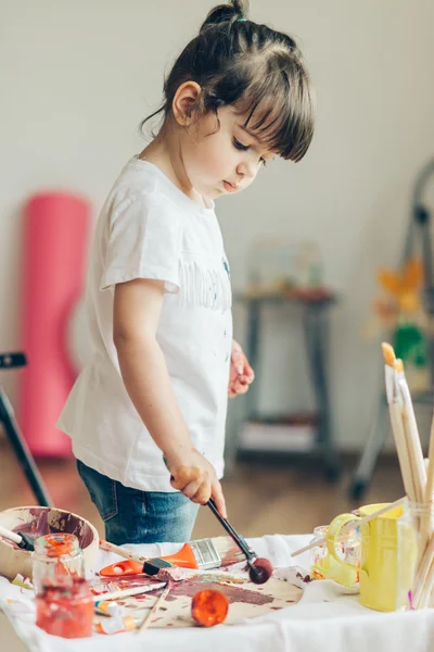 Pequena criança pintura — Fotografia de Stock