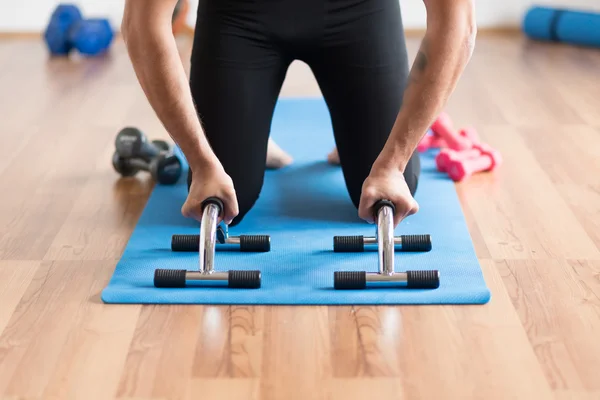 Sportler macht Liegestütze. — Stockfoto