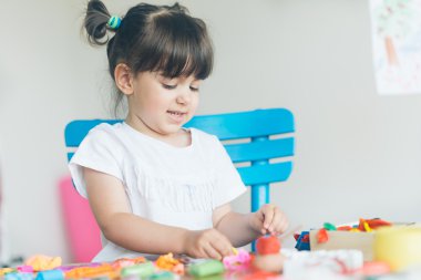 Kız evinde oyun dought ile oynamaktan kesmek