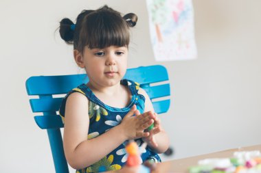 Kız evinde oyun dought ile oynamaktan kesmek