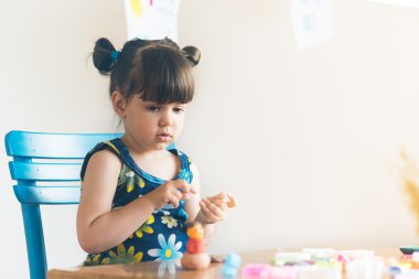 Kız evinde oyun dought ile oynamaktan kesmek