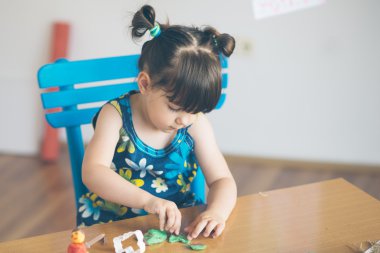 Kız evinde oyun dought ile oynamaktan kesmek