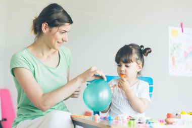 Anne ve kızı oynamaya ve evde harika vakit geçiriyor. 