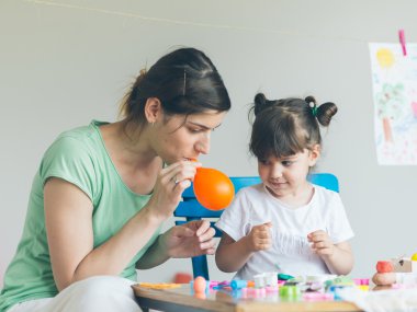 Anne ve kızı oynamaya ve evde harika vakit geçiriyor. 