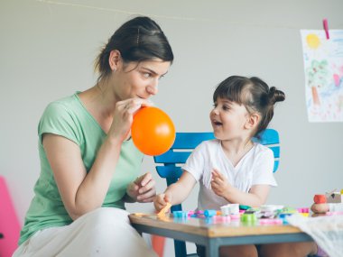 Anne ve kızı oynamaya ve evde harika vakit geçiriyor. 