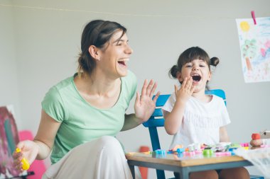 Anne ve kızı oynamaya ve evde harika vakit geçiriyor. 