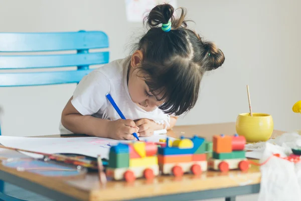 Meisje schilderij in haar thuis knippen — Stockfoto