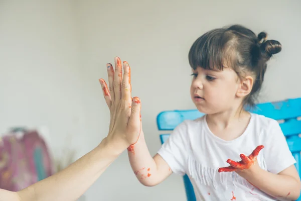 Cortar chica pintura en su casa —  Fotos de Stock