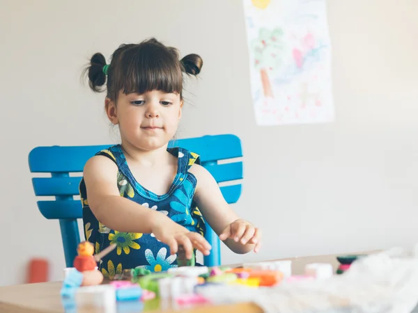 Meisje spelen met play dought in haar huis gesneden — Stockfoto