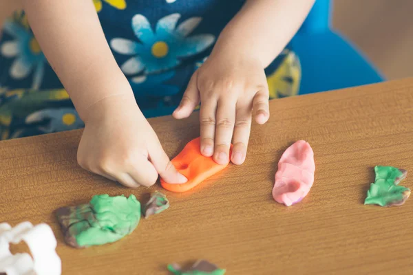 Cut girl playing with play dought in her home — Stock Photo, Image