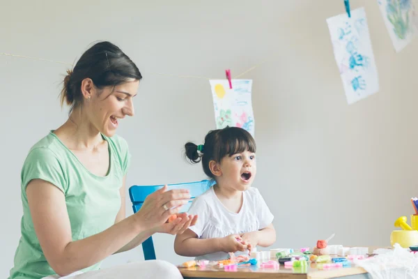 Madre e hija jugando y pasando un buen rato en casa . —  Fotos de Stock