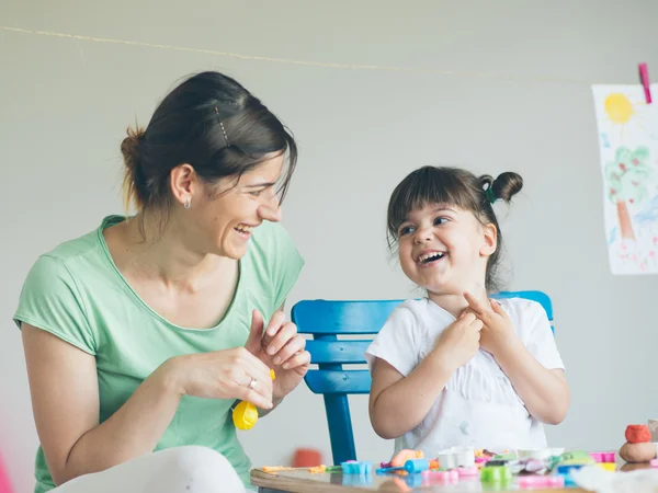 Anne ve kızı oynamaya ve evde harika vakit geçiriyor. 
