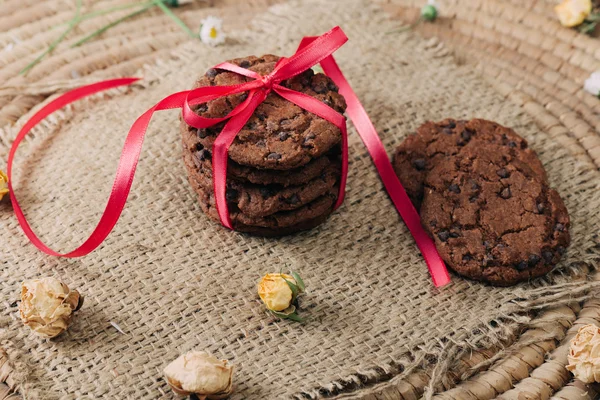 Chocolate chip cookies på tabellen vinatge — Stockfoto