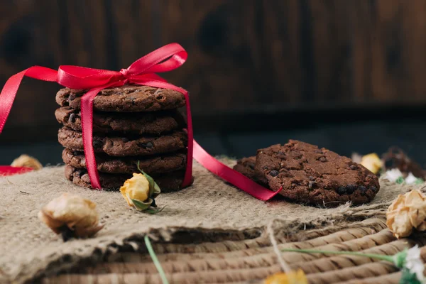 Печиво з шоколадними чіпсами на столі з вінілу — стокове фото