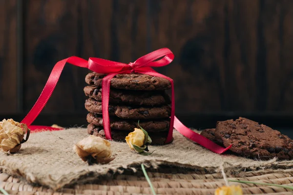 Печиво з шоколадними чіпсами на столі з вінілу — стокове фото
