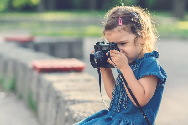 Holčička s fotoaparátem — Stock fotografie